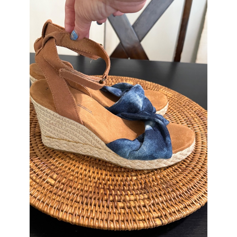 TOMS Monica Espadrille Wedge Sandals Blue Tie Dye Denim Tan Canvas Womens 9